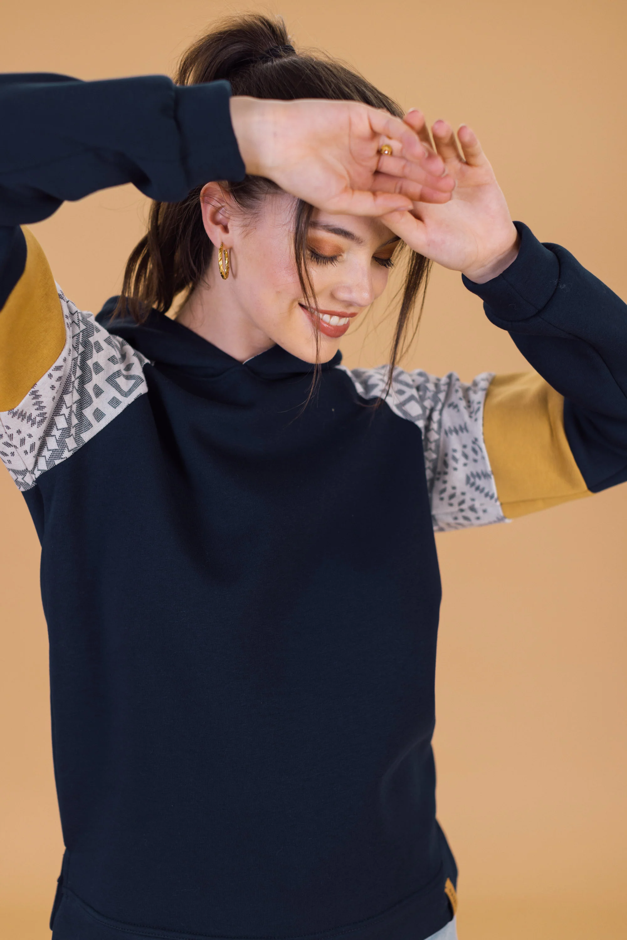 Hoodie Vera Blue Mustard Geo - Image 6