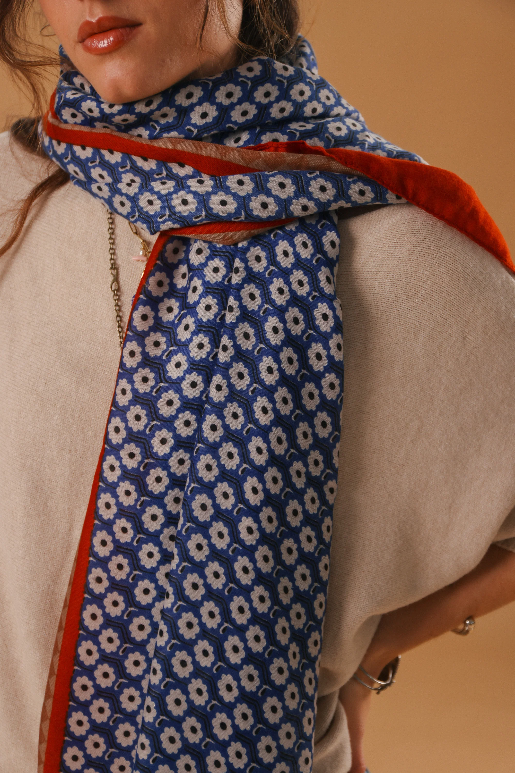Shawl Daisies Blue - Image 3