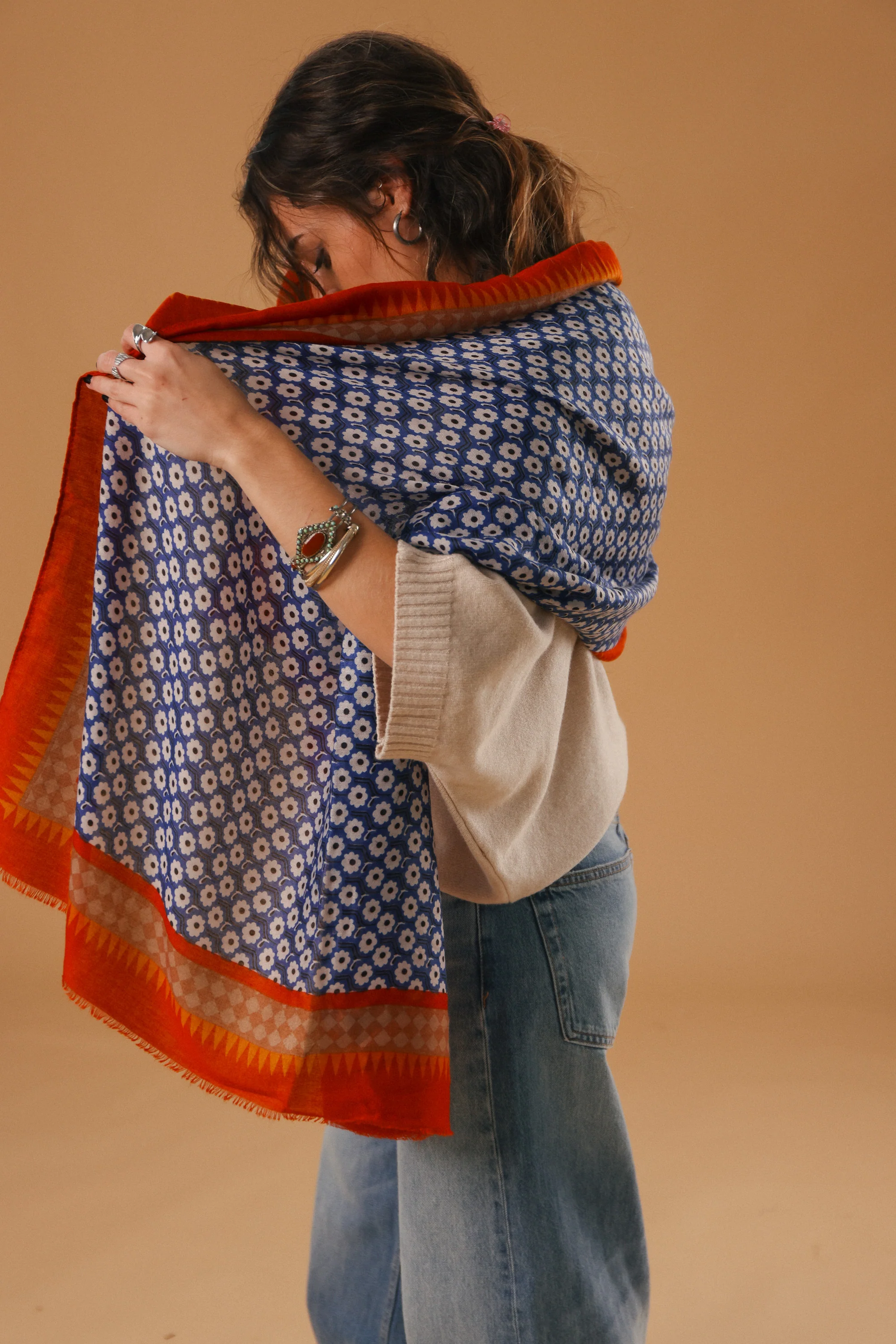Shawl Daisies Blue - Image 4