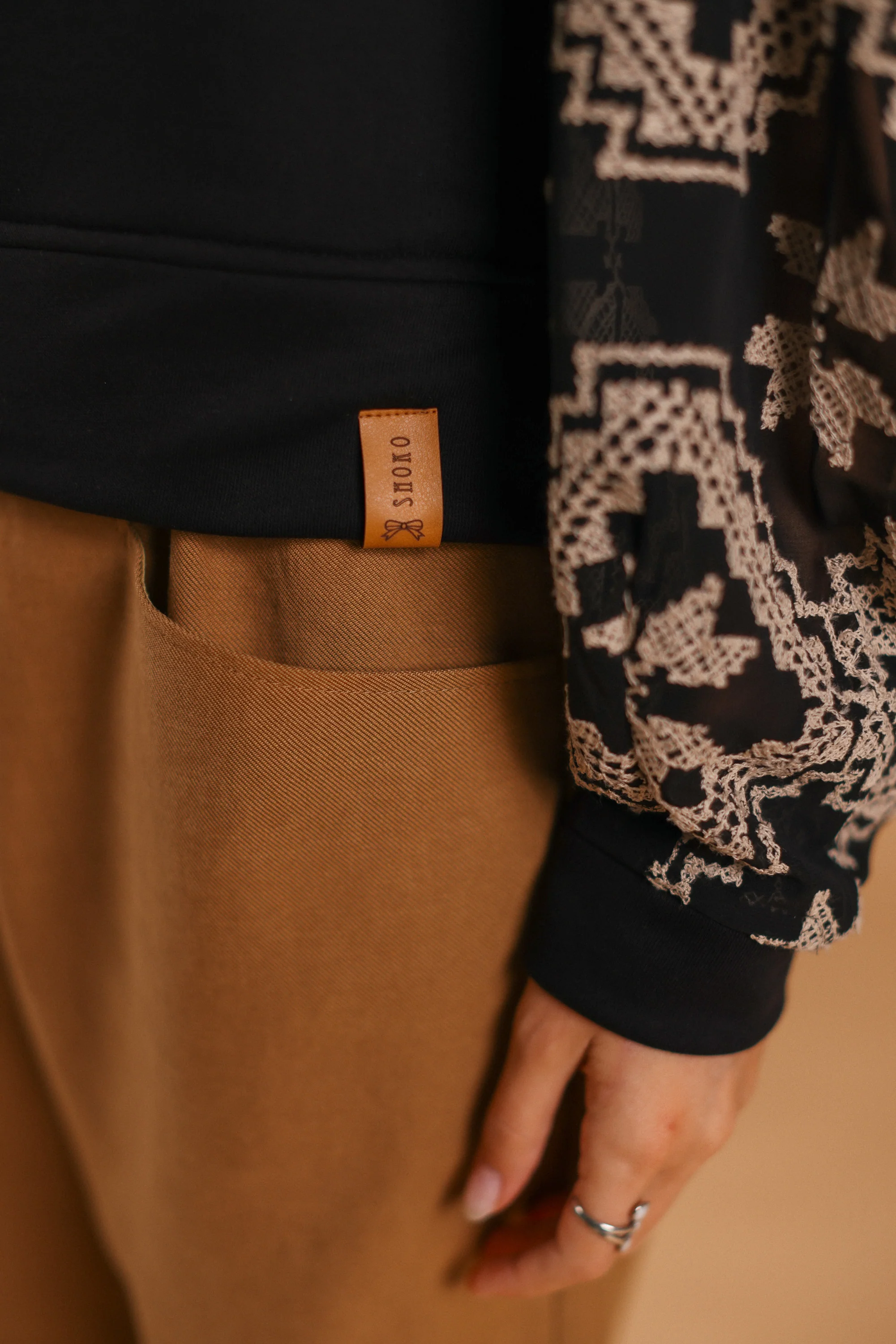 Sweater Caelia Black Geometric Lace - Image 4