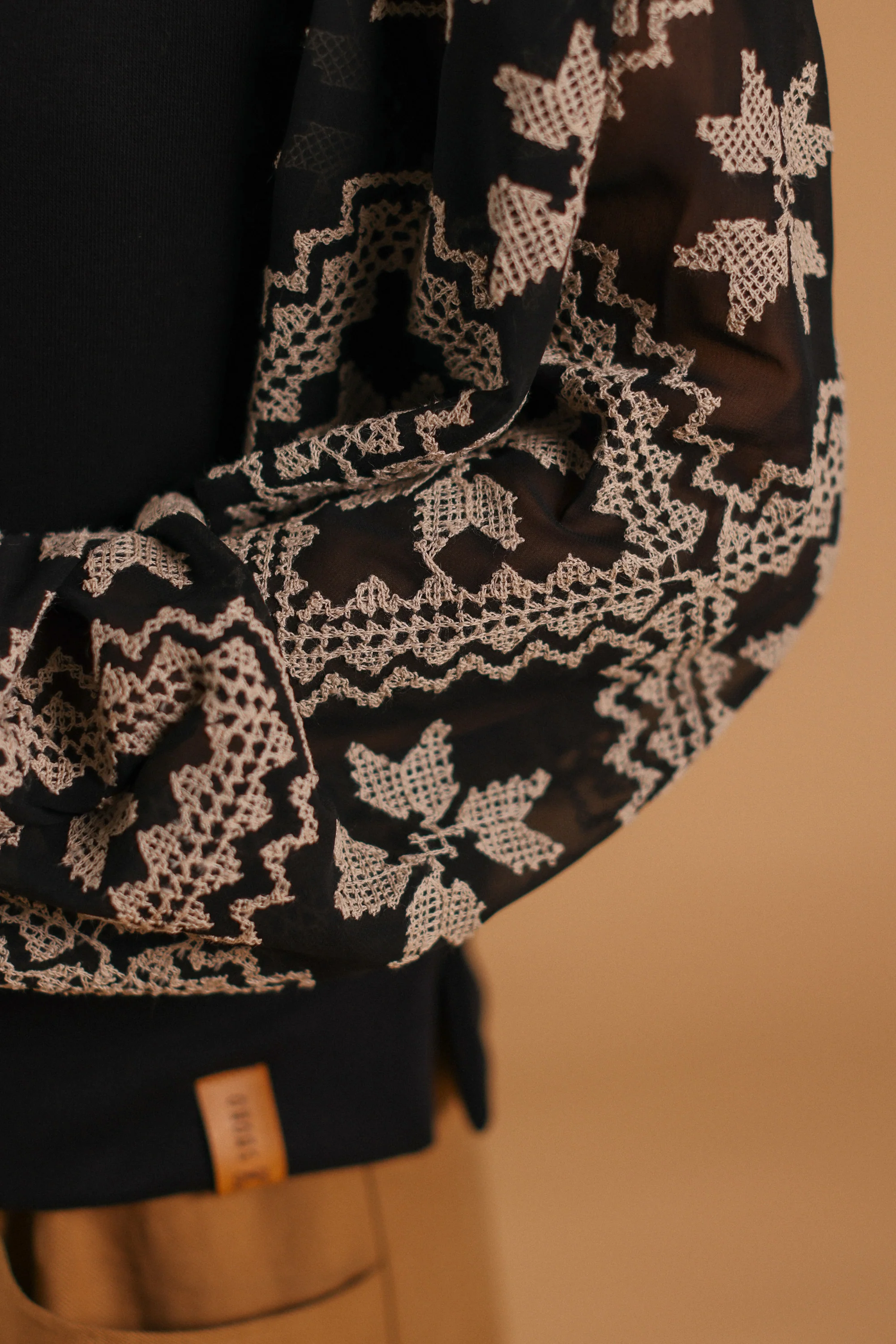 Sweater Caelia Black Geometric Lace - Image 6