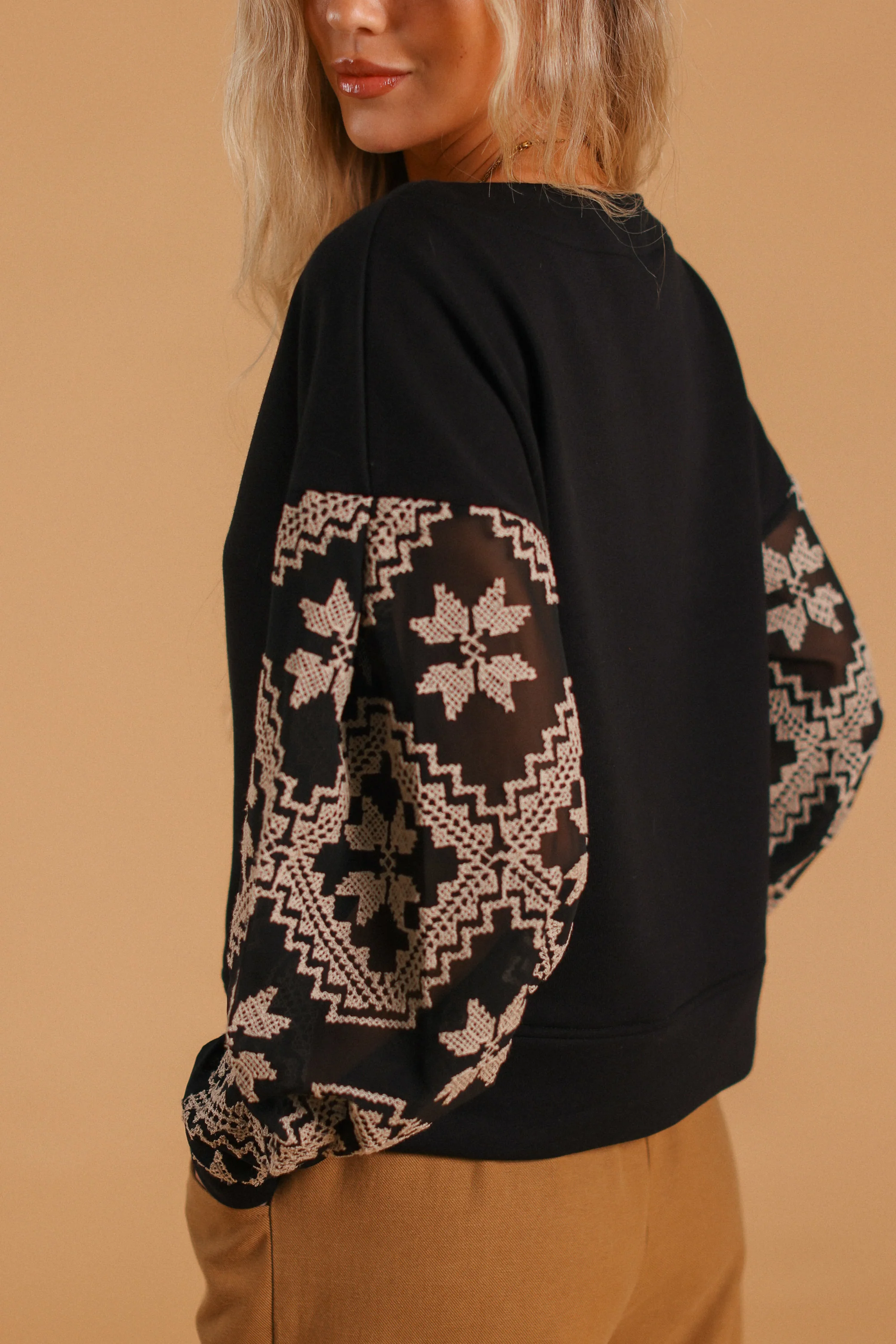 Sweater Caelia Black Geometric Lace - Image 8