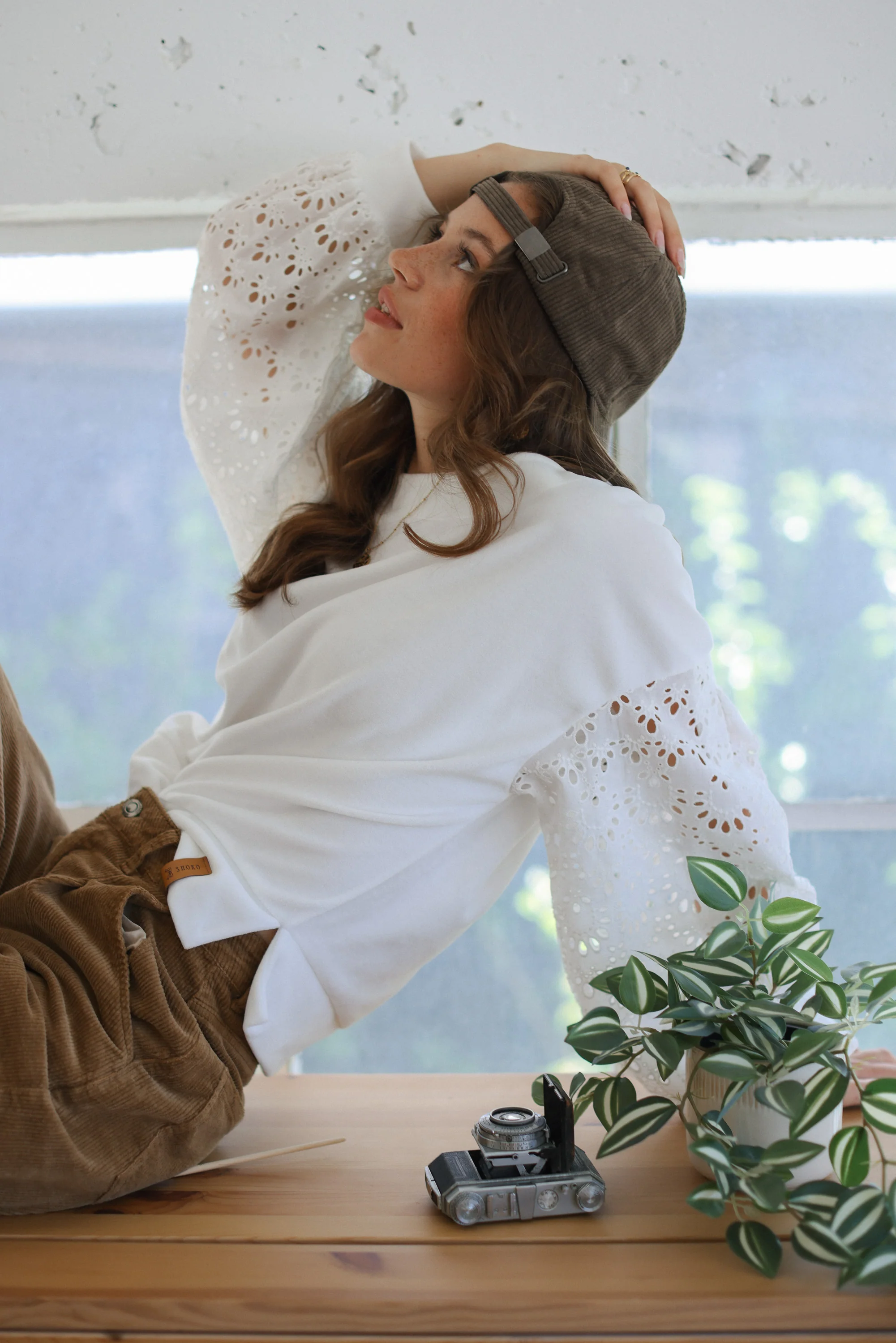 Sweater Caelia White Embroidered - Image 14