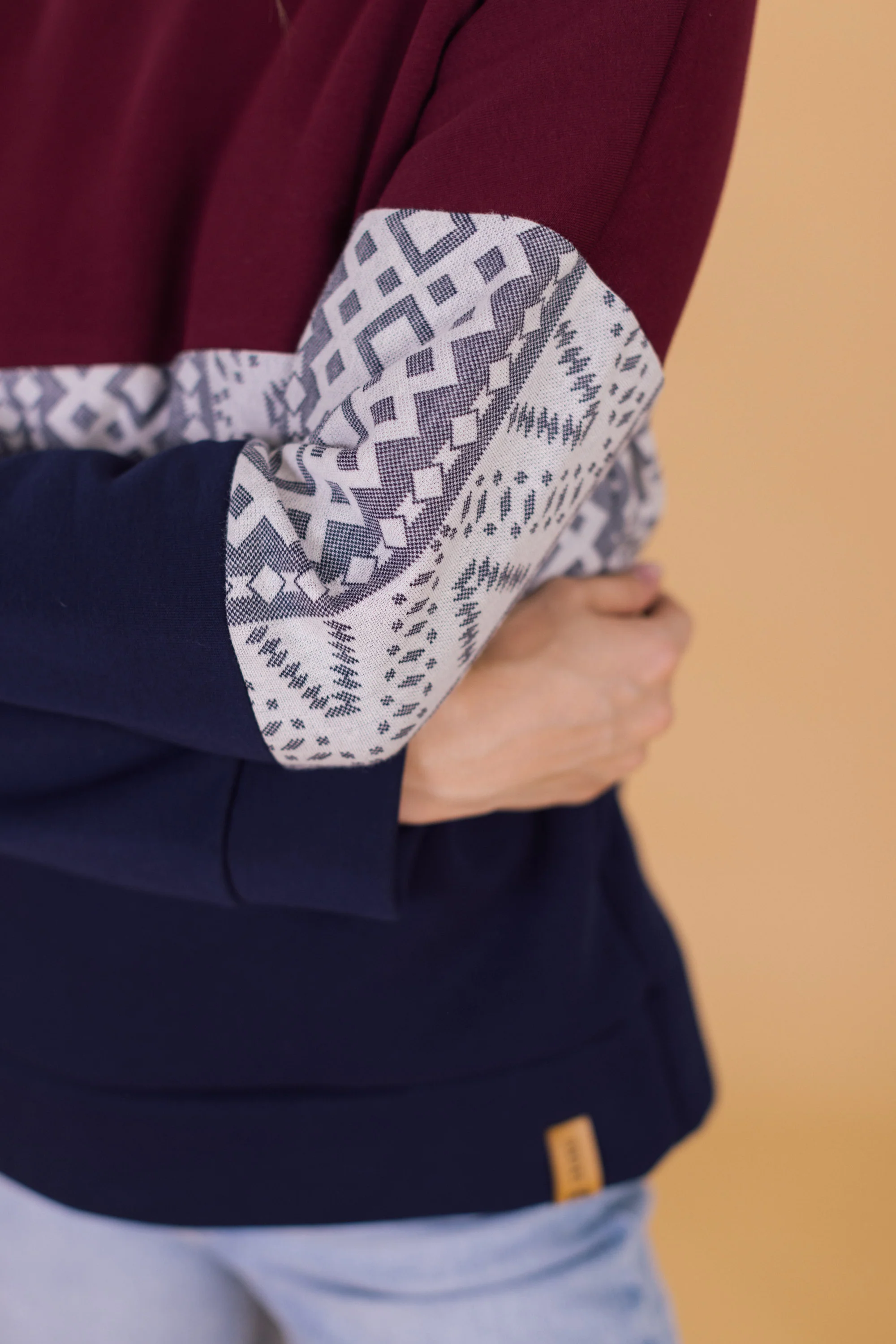 Sweater Mia Burgundy Blue Geo - Image 3