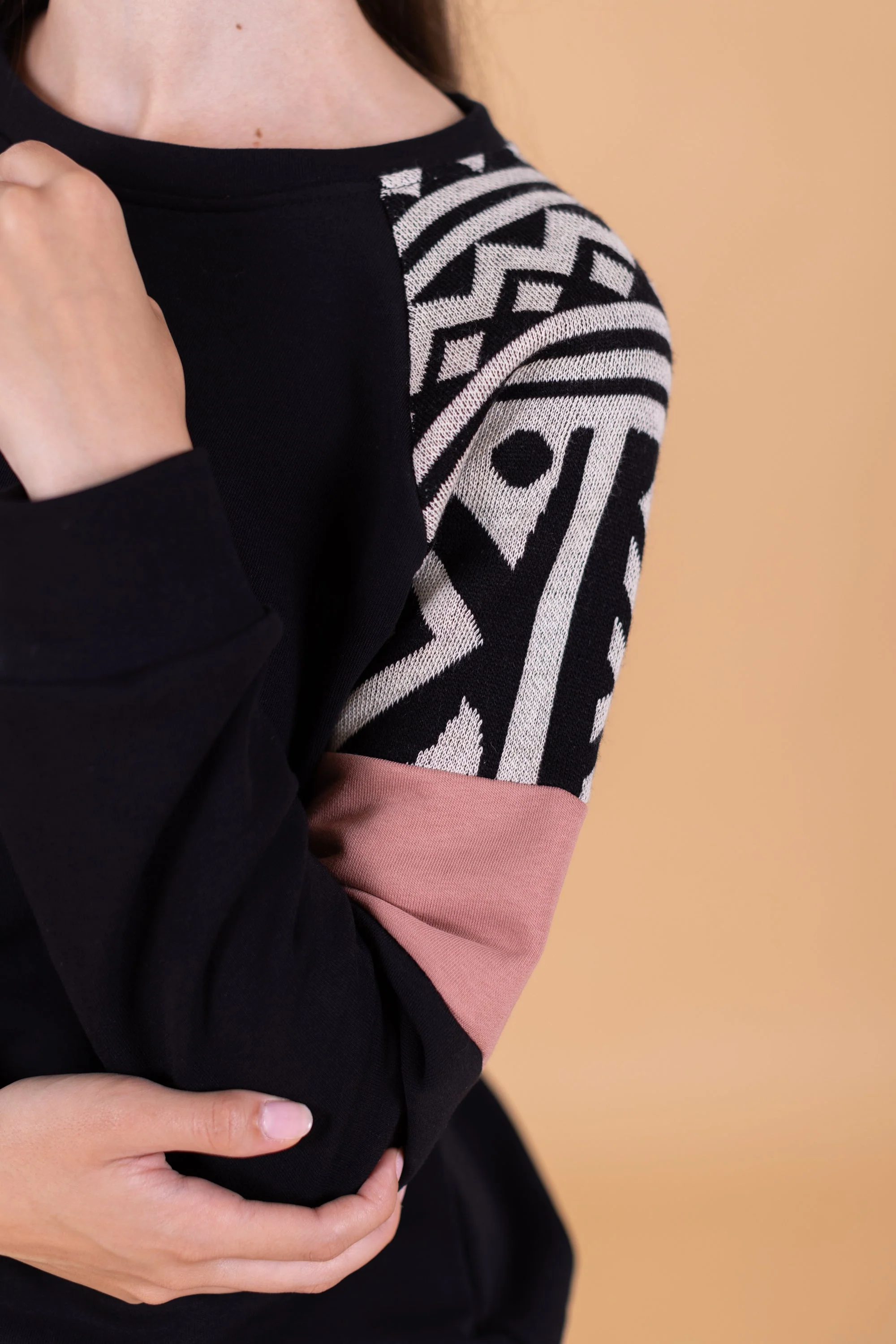 Sweater Sharon Black Aztec Pink - Image 3