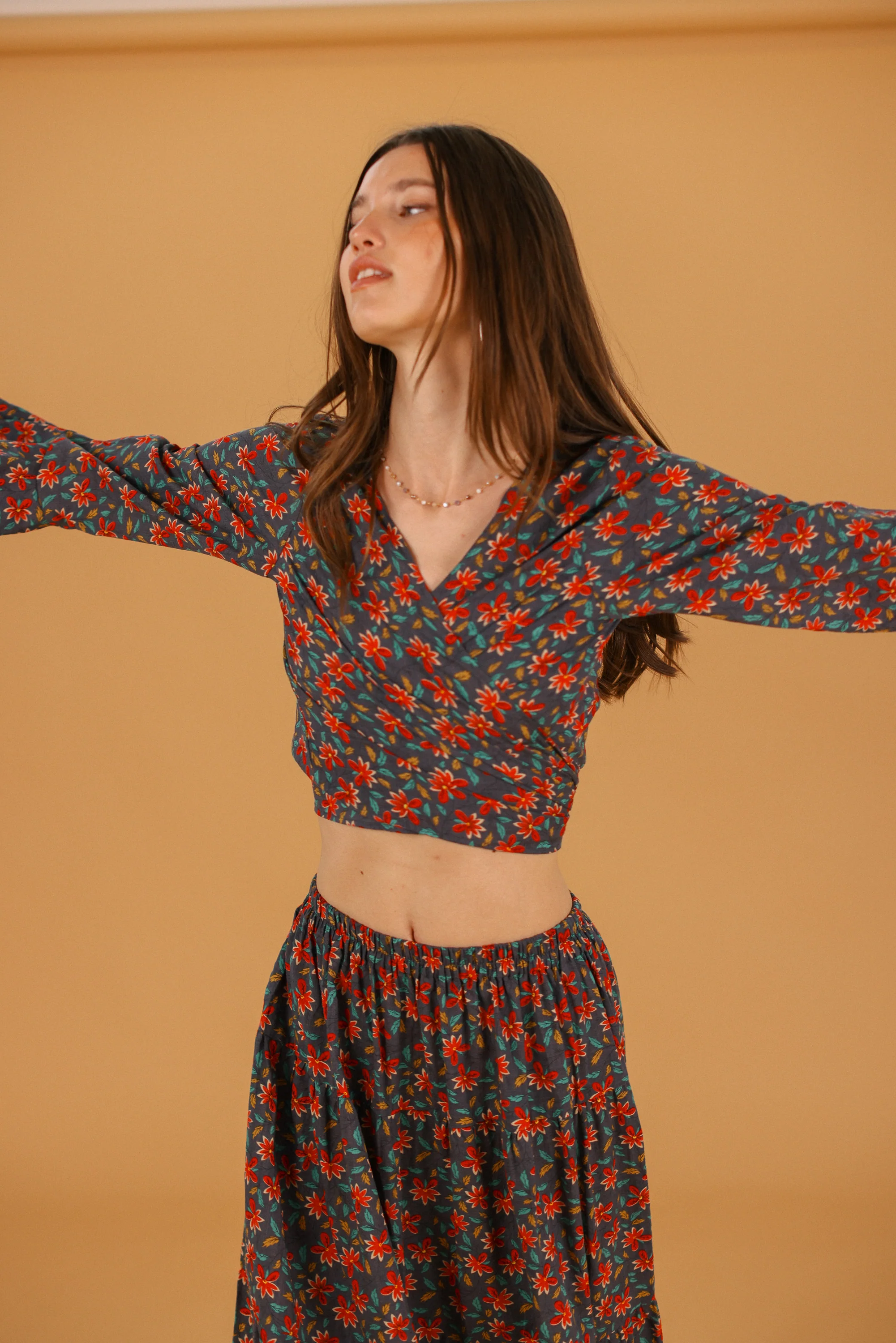 Top Ione Folk Floral - Image 5